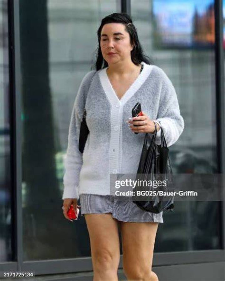 Actress Amanda Bynes is seen doing her make-up outside in Soho on October 6, 2014 in New York City.