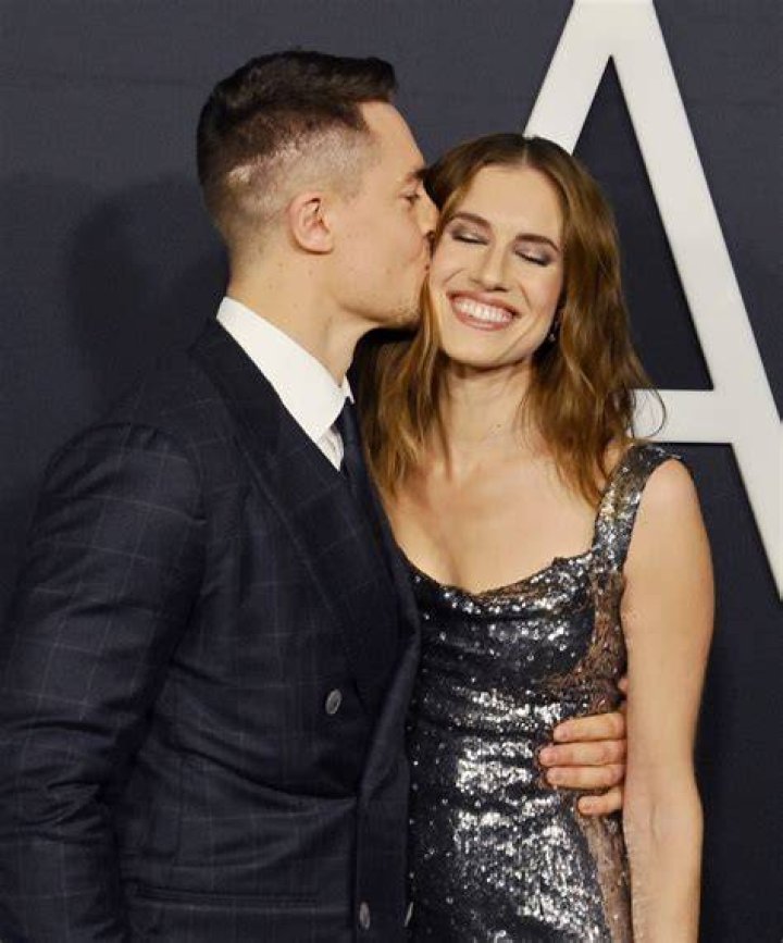 Allison Williams and Alexander Dreymon Walked the Red Carpet Together for the First Time! Allison Williams and Alexander Dreymon Walked the Red Carpet Together for the First Time!