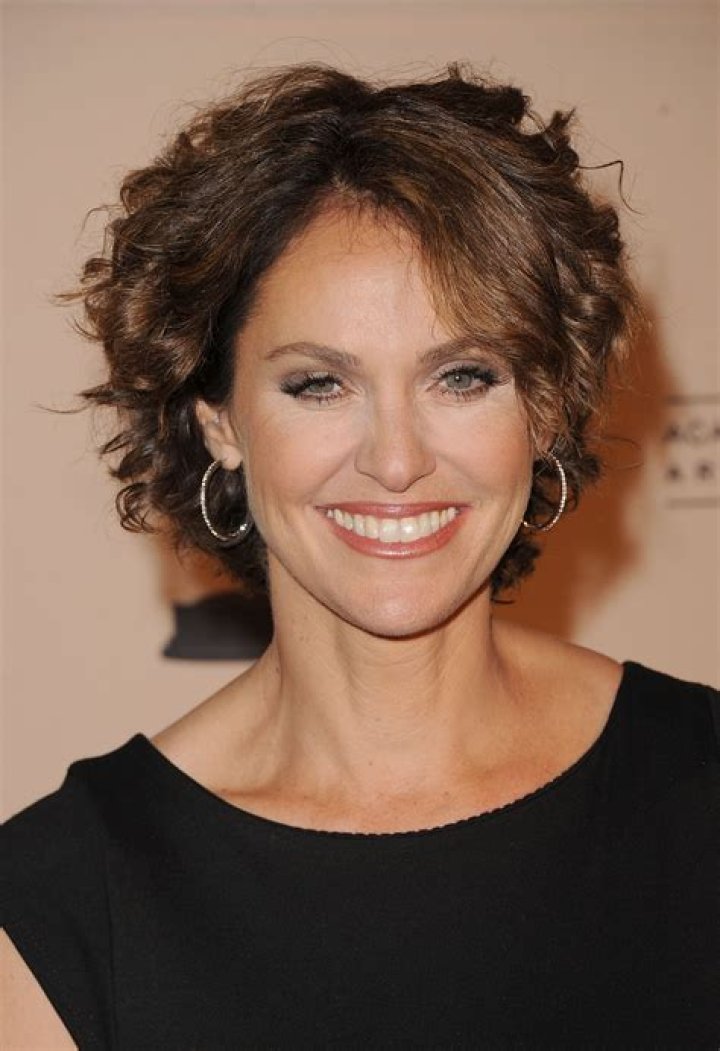 American multi-ethnic actress Amy Brenneman’s talks about her political and social views and her ulcerative colitis! Amy Brenneman