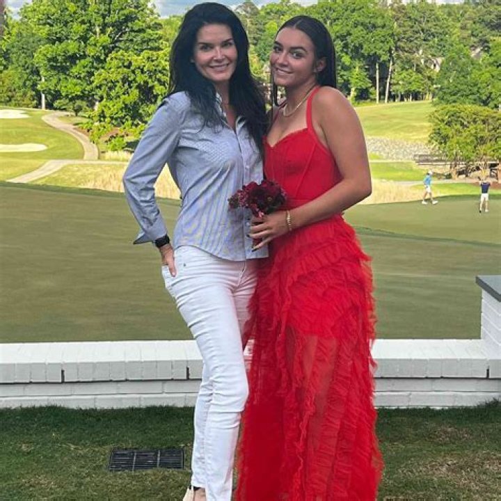 Angie Harmon - Age, Family, Bio