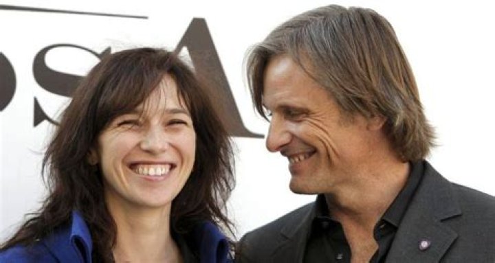 Ariadna Gil Giner and Viggo Mortensen are looking at each other and smiling.