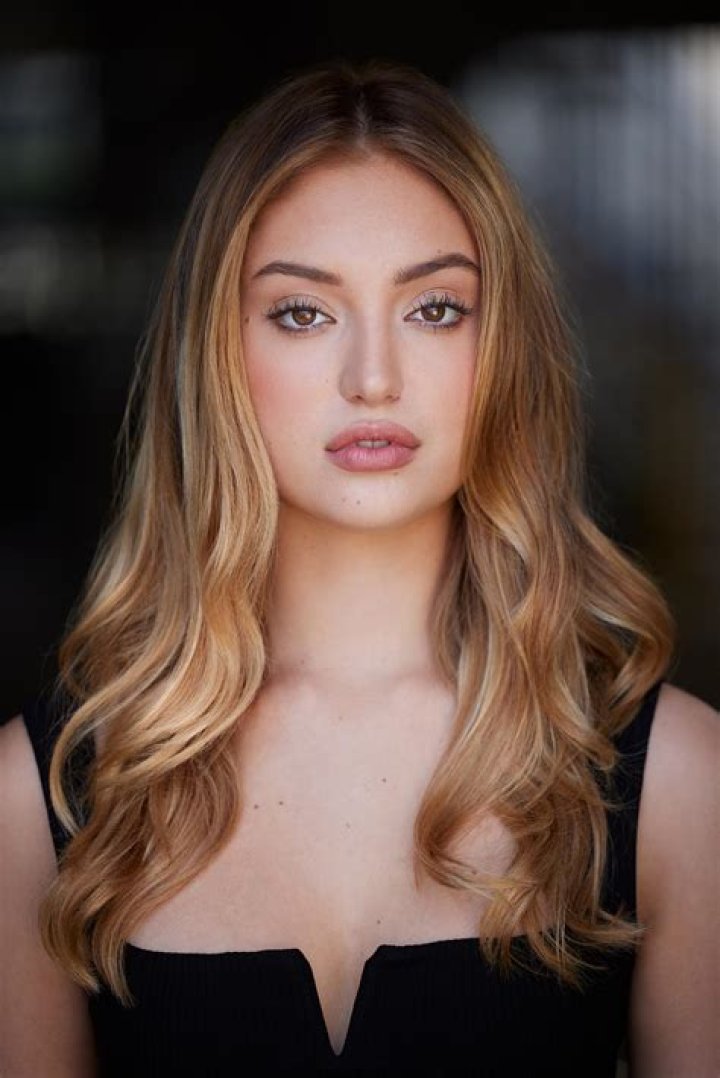  Bella Podaras