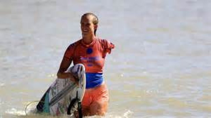 Bethany Hamilton surfing profesionally
