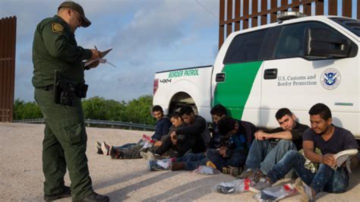 
Border Patrol agent assaulted by migrants crossing border into Texas 