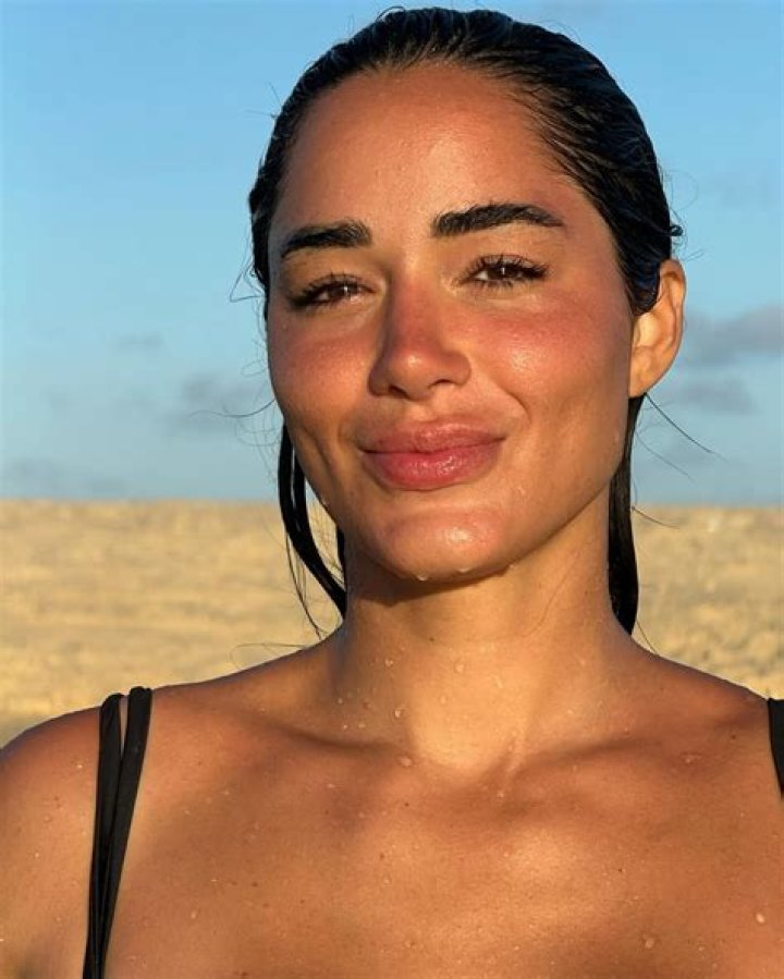 Bru Luccas posing in the side of Swimming pool