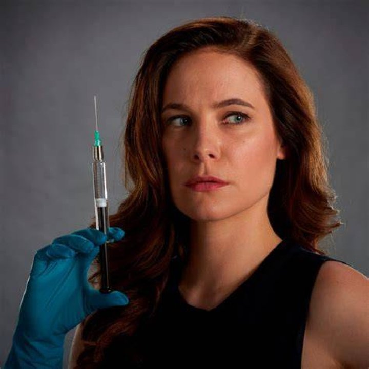 Caroline Dhavernas photo