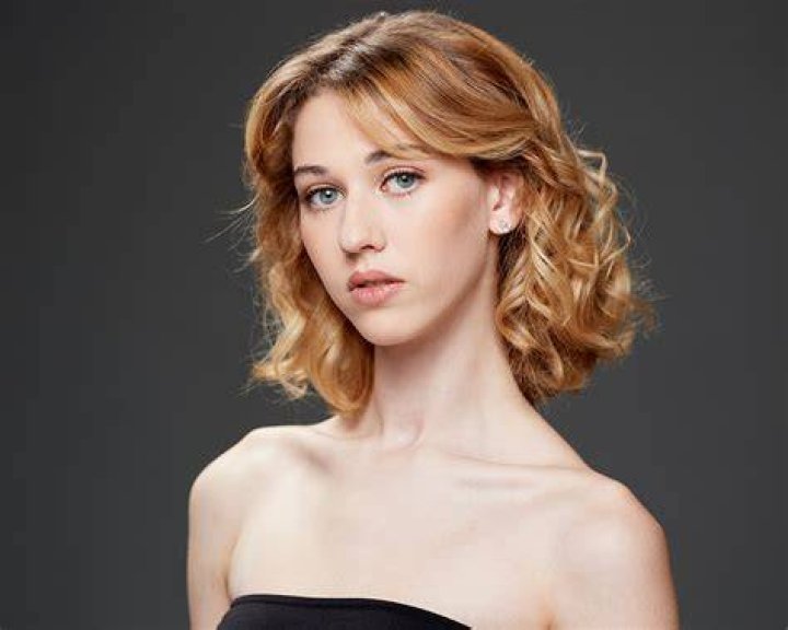 Caroline Konstnar - Age, Family, Bio