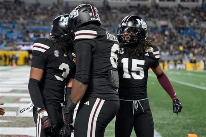Cox playing for the Mississippi State Bulldogs