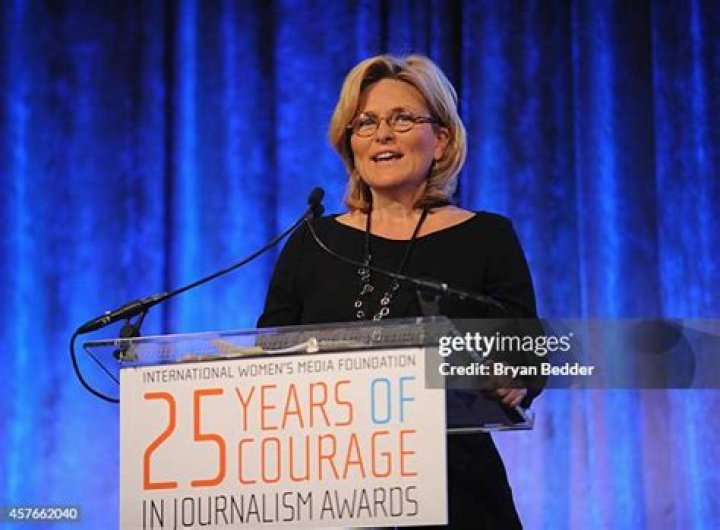 Cynthia McFadden giving The International Women's Media Foundation Award to Meridith Kohut