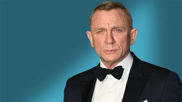 Daniel Craig is on a suit and Fionna Loudon is on a blue dress.