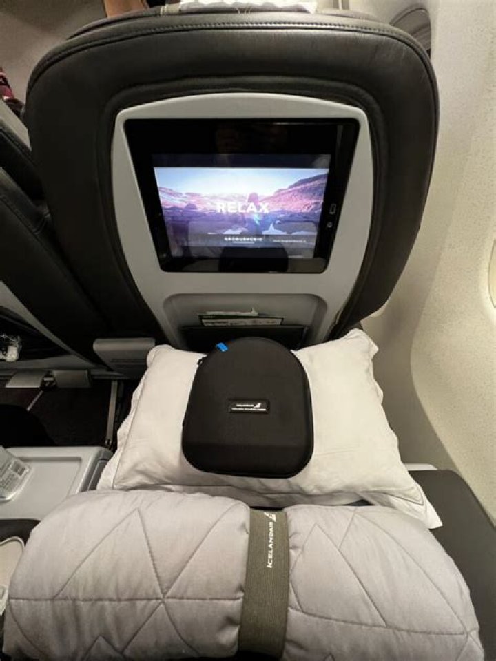 Do Icelandair seats recline?