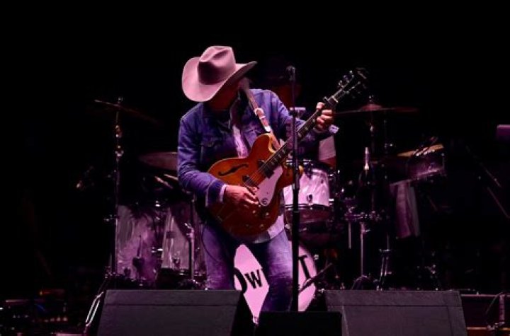 Dwight Yoakam photo 2