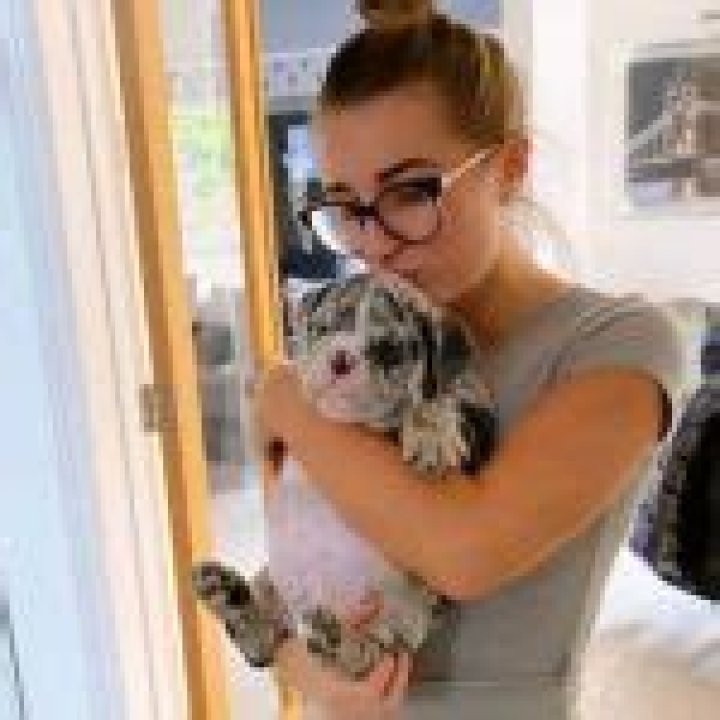 Dyer with her pet dog Ozzy (Source Pop Buzz)