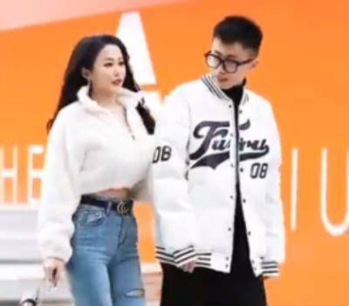 Echo Yue along with a male companion spoted walking on the road.