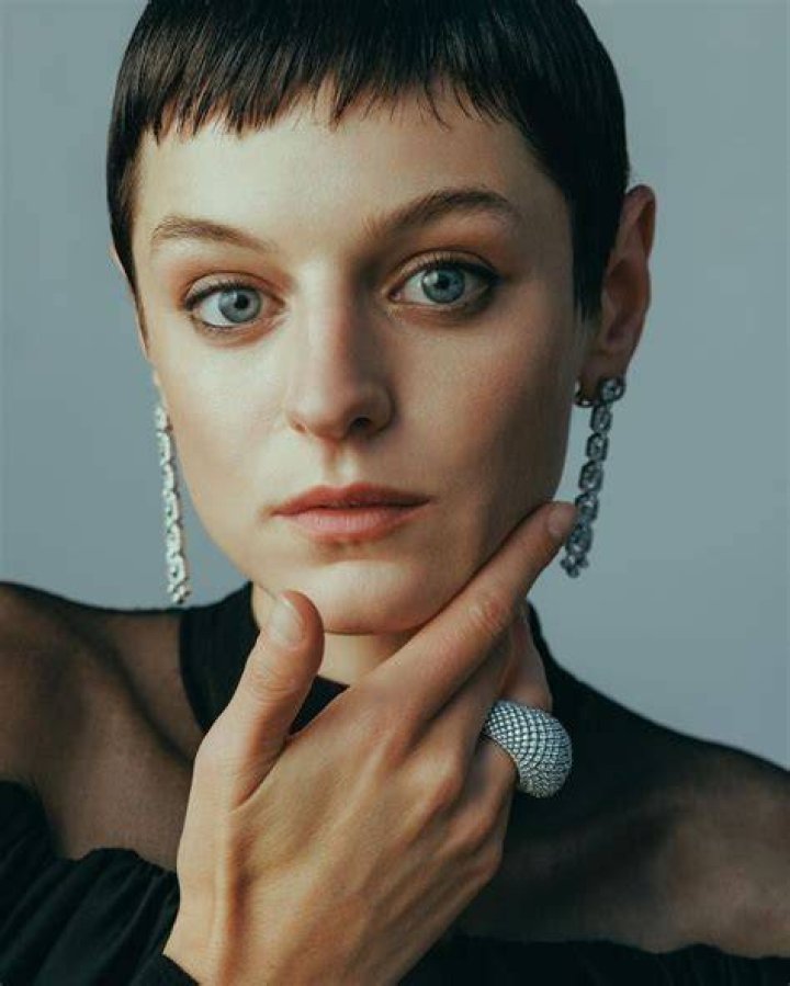 Emma Corrin photo