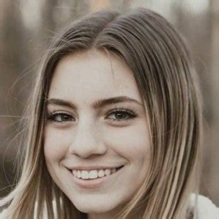Emma Van Howe - Age, Family, Bio