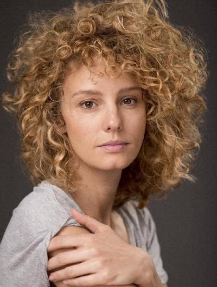 Esther Acebo Height - CelebsHeight.org