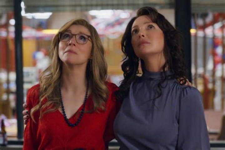 Firefly Lane. (L to R) Ben Lawson as Johnny, Sarah Chalke as Kate in episode 201 of Firefly Lane. Cr. Diyah Pera/Netflix &copy; 2022