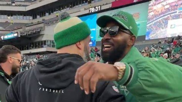 Fletcher Cox kissing Super Bowl trophy