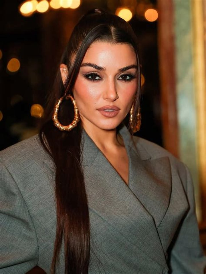 Hande Erçel - Age, Family, Bio