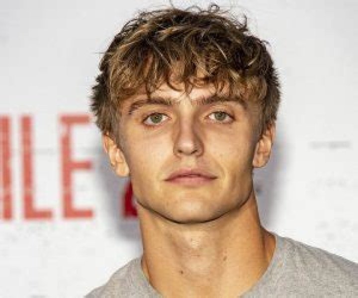 Hart Denton - Age, Family, Bio
