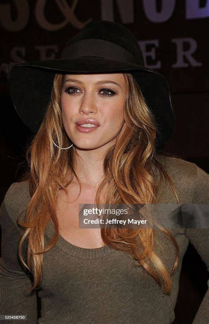 Hilary Duff Signs Copies Of "Elixir"