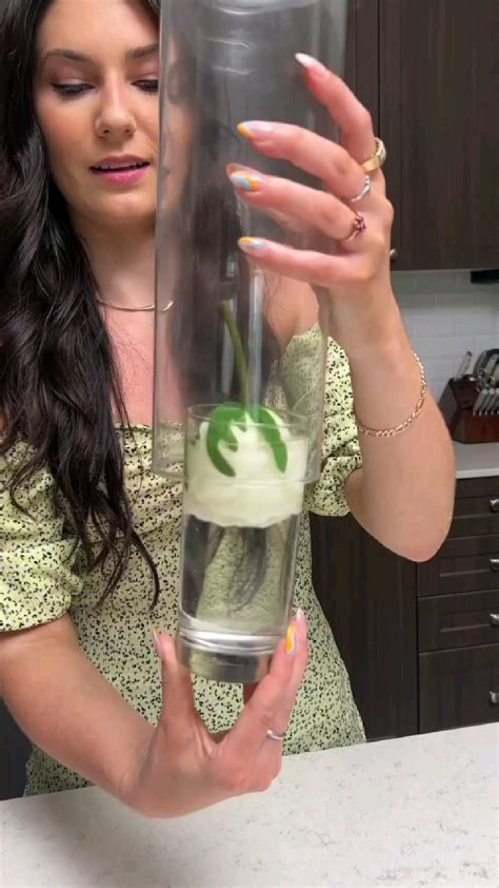 How do you make fake vase water?