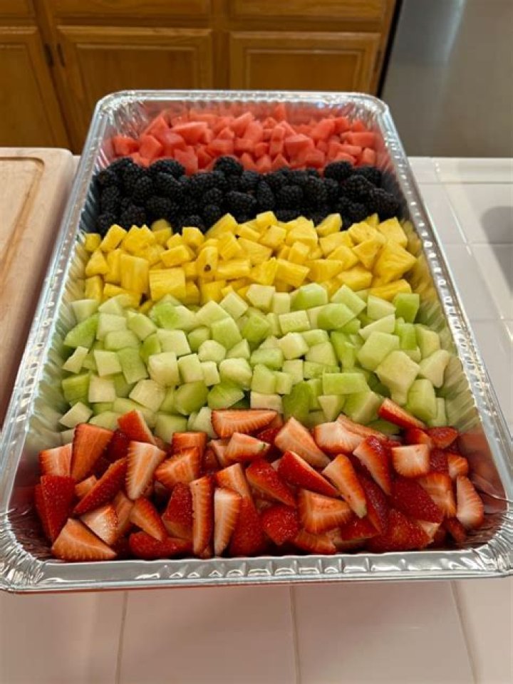 How many fruit trays do I need for 100 people?