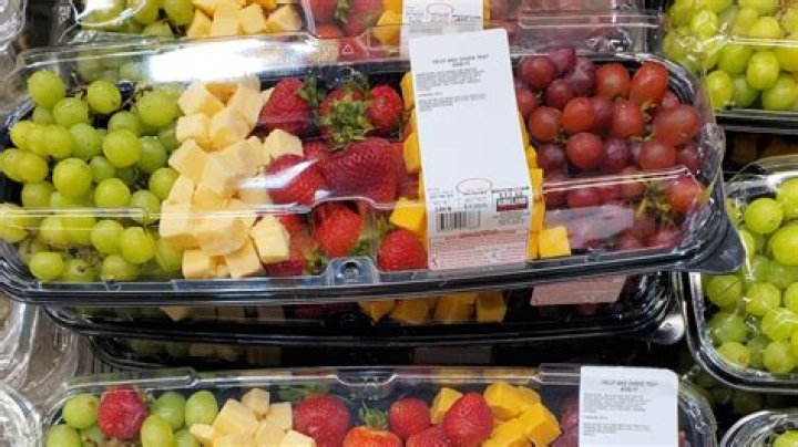 How many people does a Costco fruit tray feed?