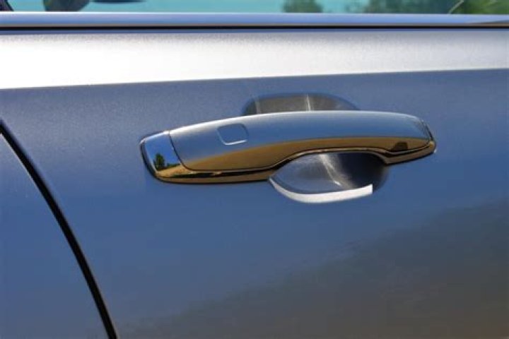 How much does it cost to replace a door handle on a car?