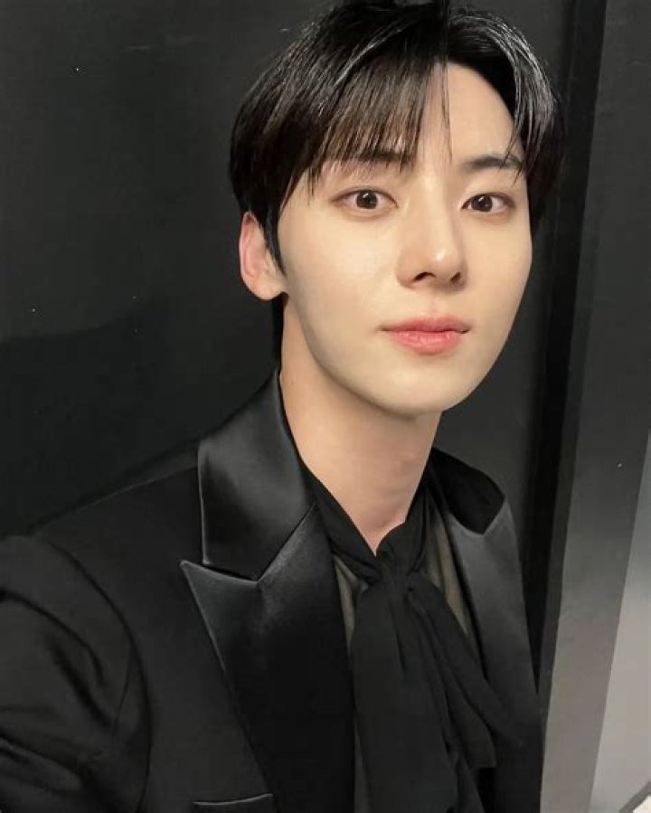 Hwang Min-Hyun Bio (Wiki) 
