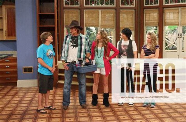 Jason Earles photo 3