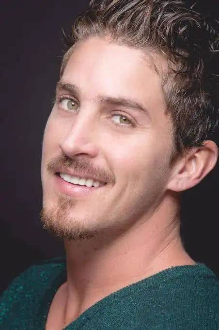 Jonathan Islas - Age, Family, Bio