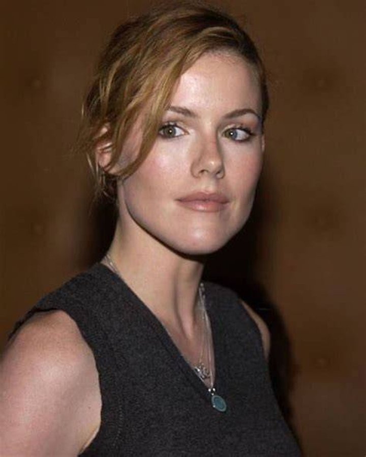 Kathleen Robertson photo 3