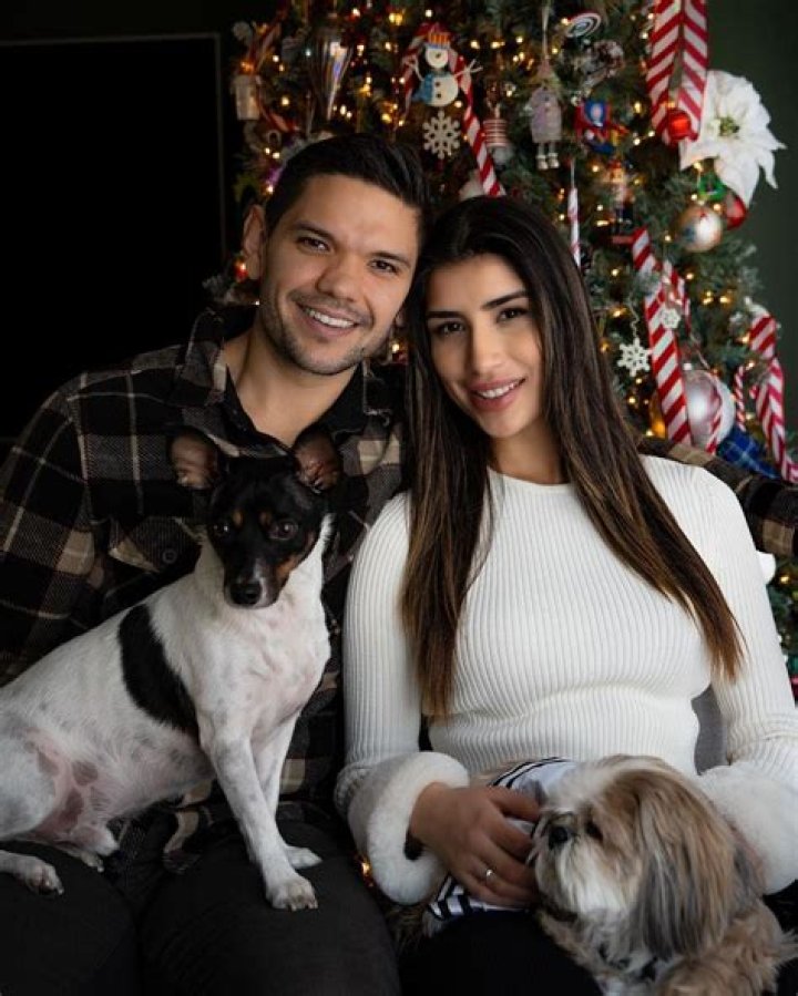 Love Is Blind alum Kyle Abrams is engaged to girlfriend Tania Deleanos after less than a year of dating Kyle Abrams and Tania Deleanos are now engaged couples