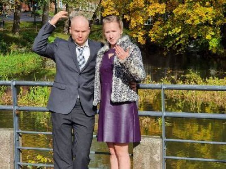 Lauri Vuohensilta is on a suit and Anni Vuohensilta is wearing a purple dress.