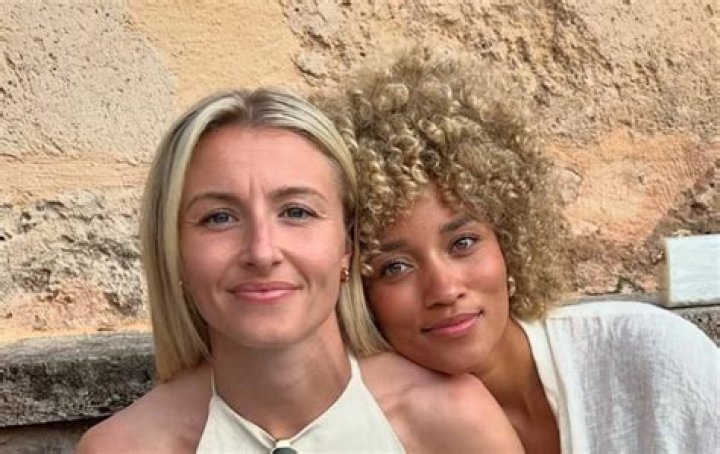 Leah with her friends. Know more about Leah bio, age, height, instagram, musical career, family, parents, and many more