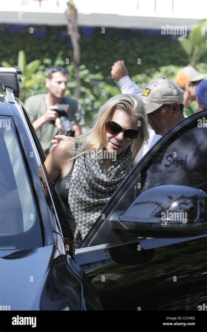 LeAnn Rimes leaves Fred Segal, wearing brown boots with matching belt and a checkered scarf