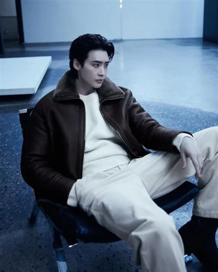 Lee Jong-suk Bio (Wiki) 