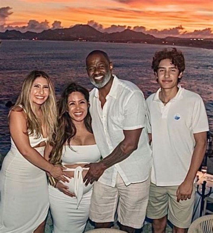 Leilani Malia Mendoza and her husband, Brian McKnight, took a picture with their newborn baby