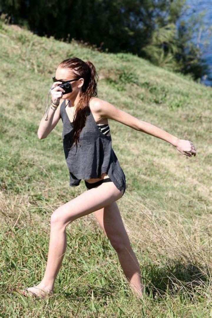 	Lindsay Lohan bikini paparazzi seduction continues	