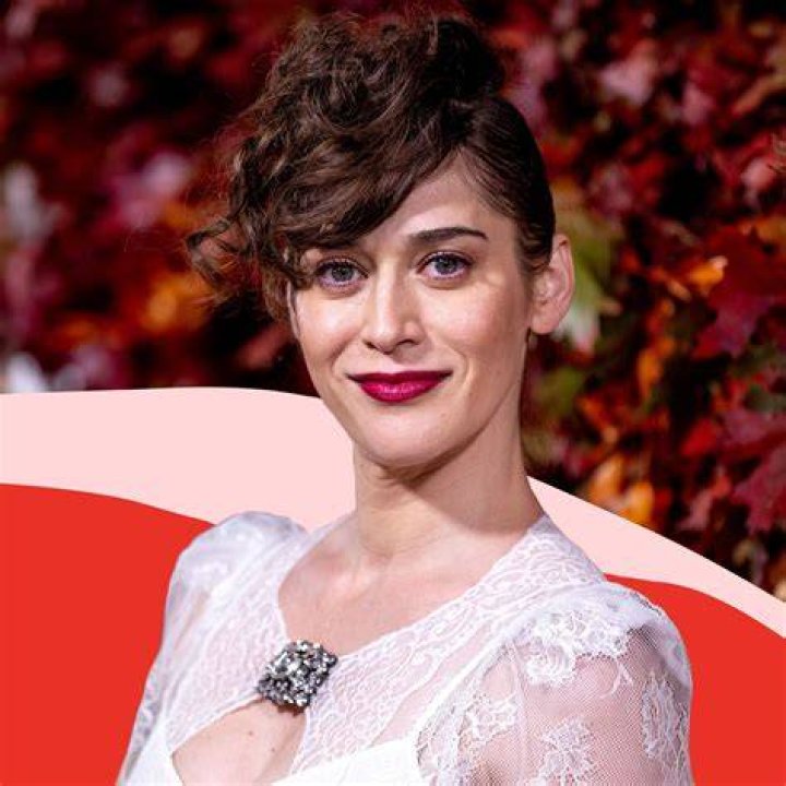 Lizzy Caplan - Age, Family, Bio