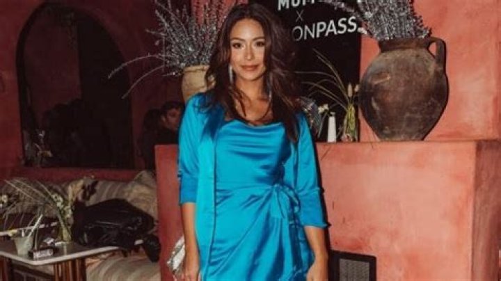 Manuela Arbelaez is not pregnant on The Price Is Right.&nbsp;celebsfortune.com
