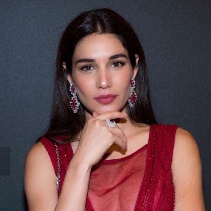 Mariela Garriga enjoys a lavish life having an admirable net worth of $1 million.