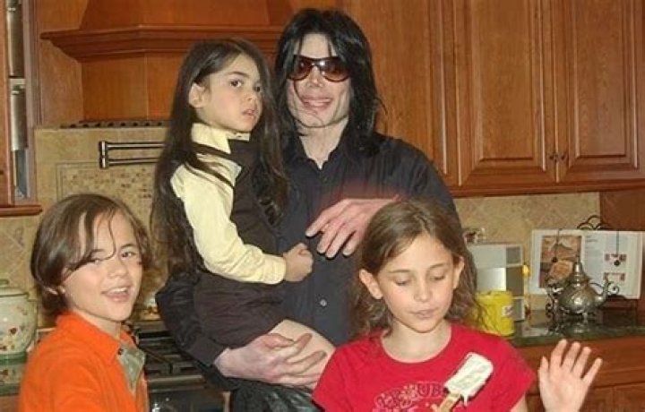 Paris with her Dad Michael Jackson in Japan