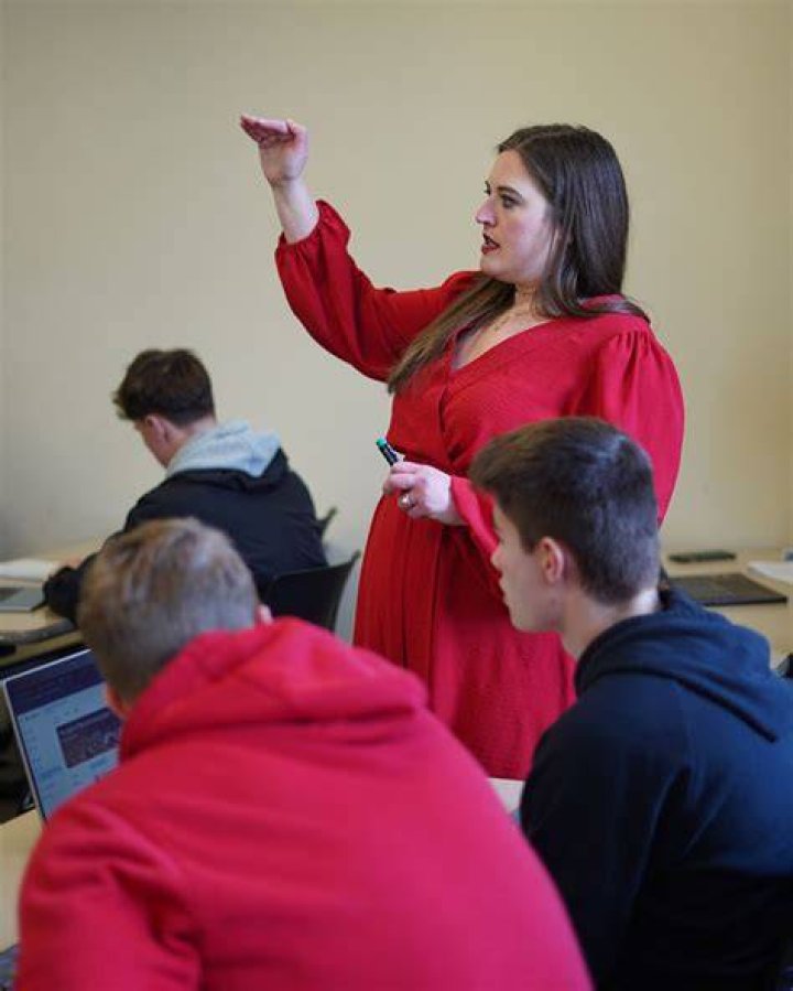 Rebecca Kopelman is teaching meteorology to Vinton Shellsburg Community School's students. Does Rebecca have a boyfriend in 2021?