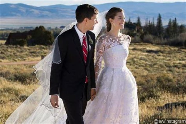 Ricky Van Veen's bride, Allison Williams looks beautiful in white gown