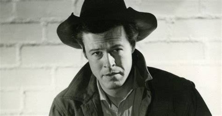 Robert Culp Height - CelebsHeight.org