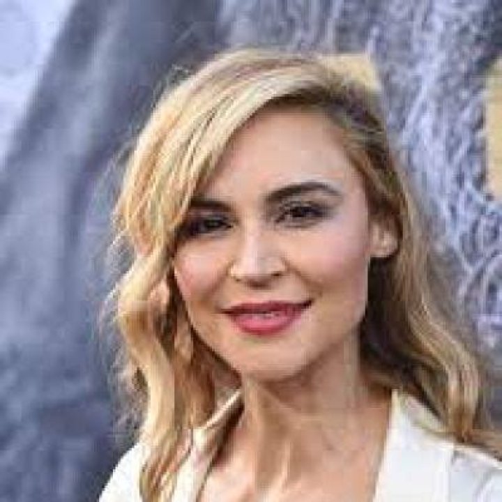 Samaire Armstrong - Age, Family, Bio
