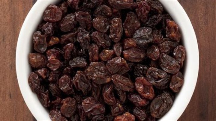 Should you soak raisins before baking?